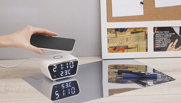 Настольные часы "Smart Clock" с беспроводным (15W) зарядным устройством, будильником и термометром с логотипом в Волгограде заказать по выгодной цене в кибермаркете AvroraStore
