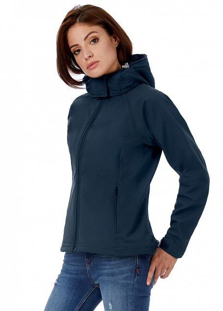 Куртка женская Hooded Softshell темно-синяя с логотипом в Волгограде заказать по выгодной цене в кибермаркете AvroraStore