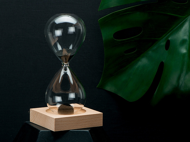 Песочные магнитные часы на деревянной подставке Infinity с логотипом в Волгограде заказать по выгодной цене в кибермаркете AvroraStore