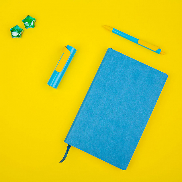 Набор COLORSPRING: аккумулятор, ручка, бизнес-блокнот, коробка со стружкой, голубой/желтый с логотипом в Волгограде заказать по выгодной цене в кибермаркете AvroraStore