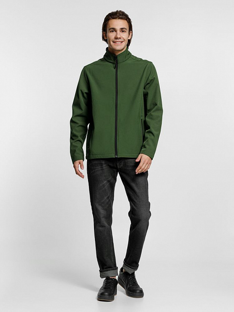 Куртка софтшелл мужская RACE MEN, темно-зеленая с логотипом в Волгограде заказать по выгодной цене в кибермаркете AvroraStore