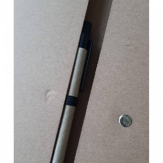 Блокнот NEYLA A5 на пружине, твердая обложка, шариковая ручка, рециклированный картон с логотипом в Волгограде заказать по выгодной цене в кибермаркете AvroraStore