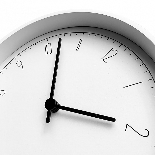 Часы настенные Oddi, белые с логотипом в Волгограде заказать по выгодной цене в кибермаркете AvroraStore